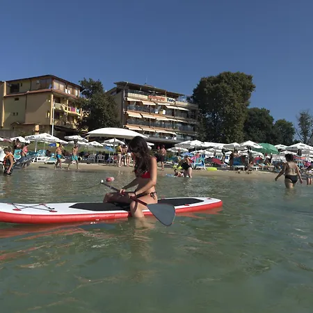 Ξενοδοχείο Family Teos