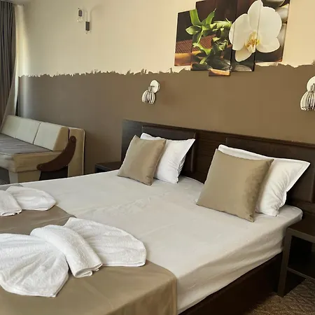 Family Teos فندق